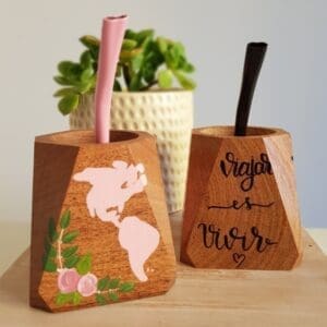 Mates de Madera Pintados a Mano con Bombilla Mapamundi